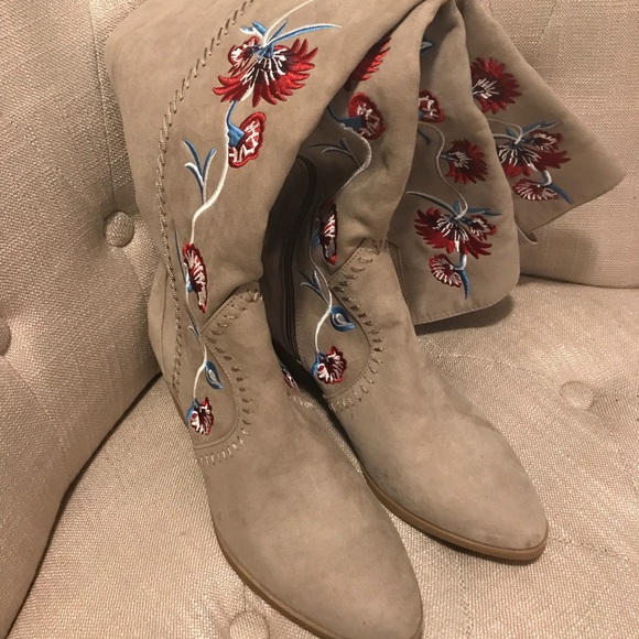 SOLD!! ✅>>CARLOS SANTANA Tan Knee-High Floral Boot - Picture 3 of 8